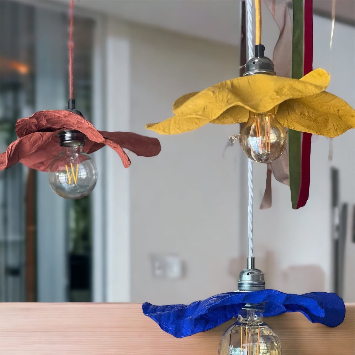 Suspensions TULIPE colorées issues de l’upcycling de bouteilles plastiques, décoration durable pour cuisine ou salle à manger