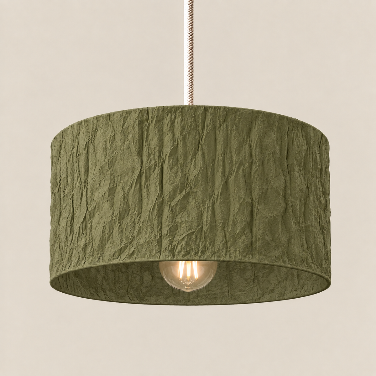 Abat-jour suspension Cylindre Vert Olive en plastique recyclé, luminaire artisanal fait main en Provence