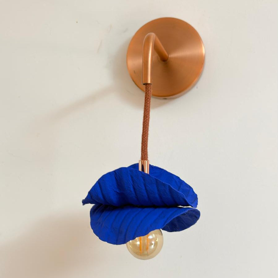 Applique BELLA bleu klein en plastique recyclé avec support cuivre brossé et douille cuivre – Pas dans la mer