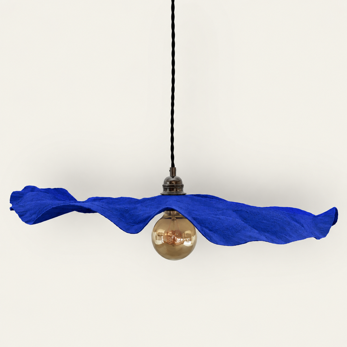 Luminaire Pétale bleu klein / majorelle  , fabrication artisanale et  écologique pour une décoration soignée