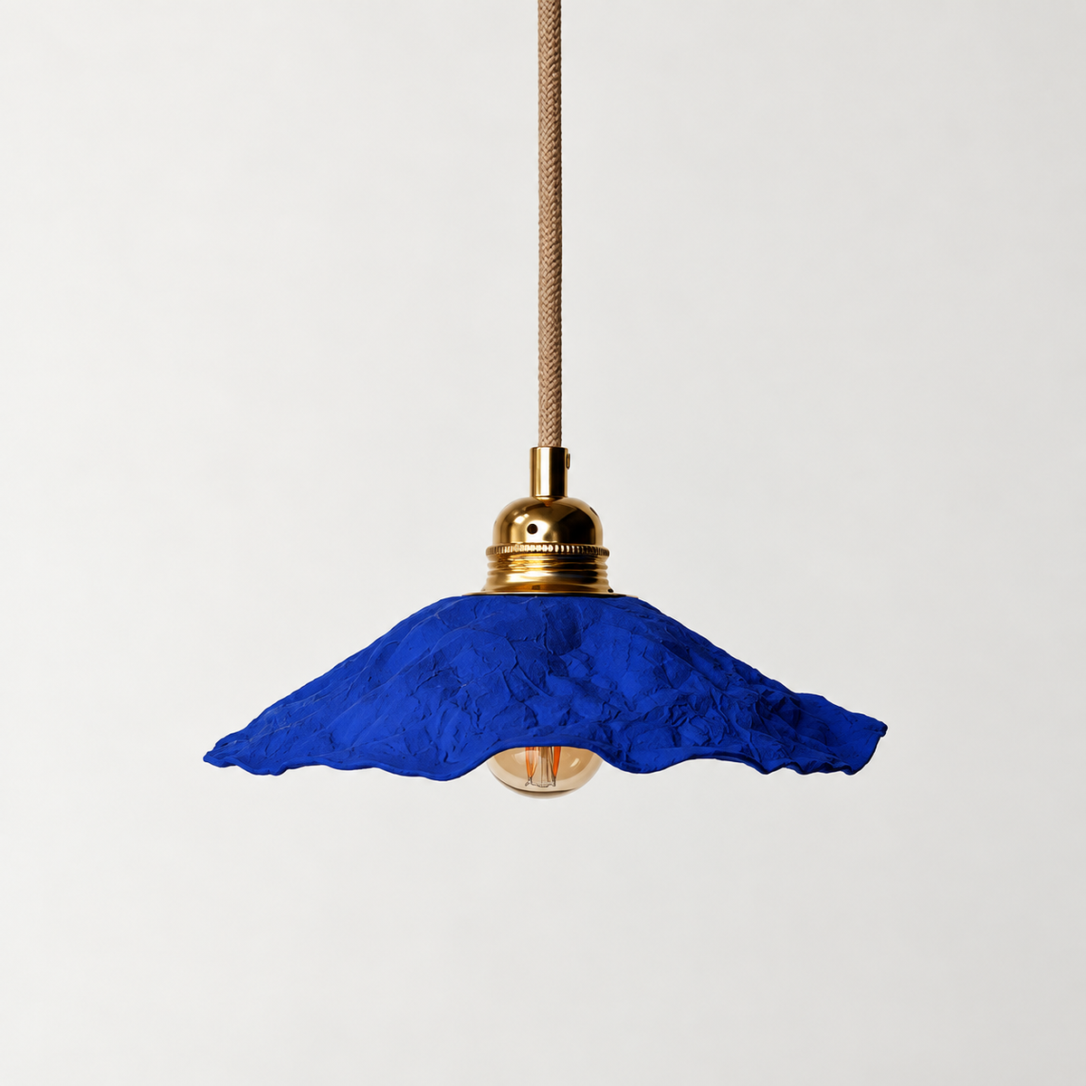 Abat-jour suspension Clochette Bleu Klein en plastique recyclé, luminaire artisanal fait main en Provence