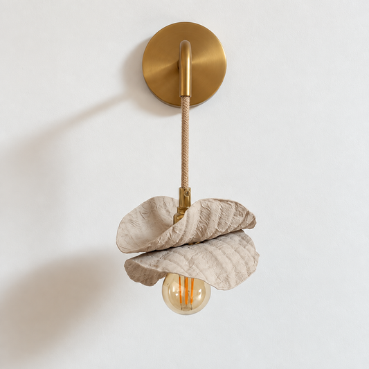 Applique murale BELLA en plastique recyclé, support bronze brossé et double pétale – Pas dans la mer