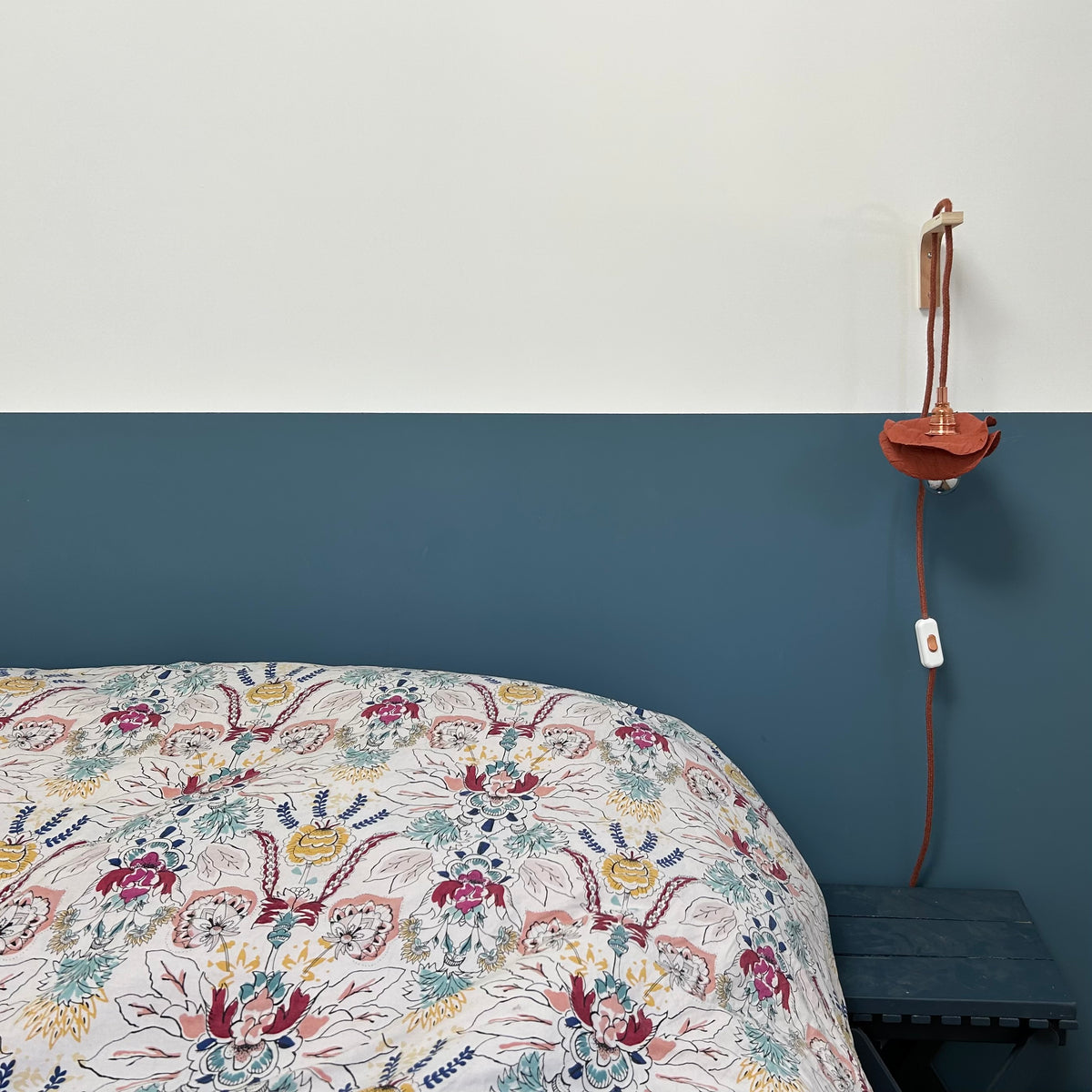 Baladeuse murale en plastique recyclé dans une chambre – luminaire artisanal fait main en Provence