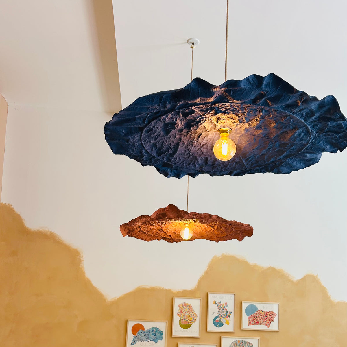 Abat-jour PÉTALE bleu  et terracotta – suspensions artisanales écoresponsable pour illuminer une très grande pièce
