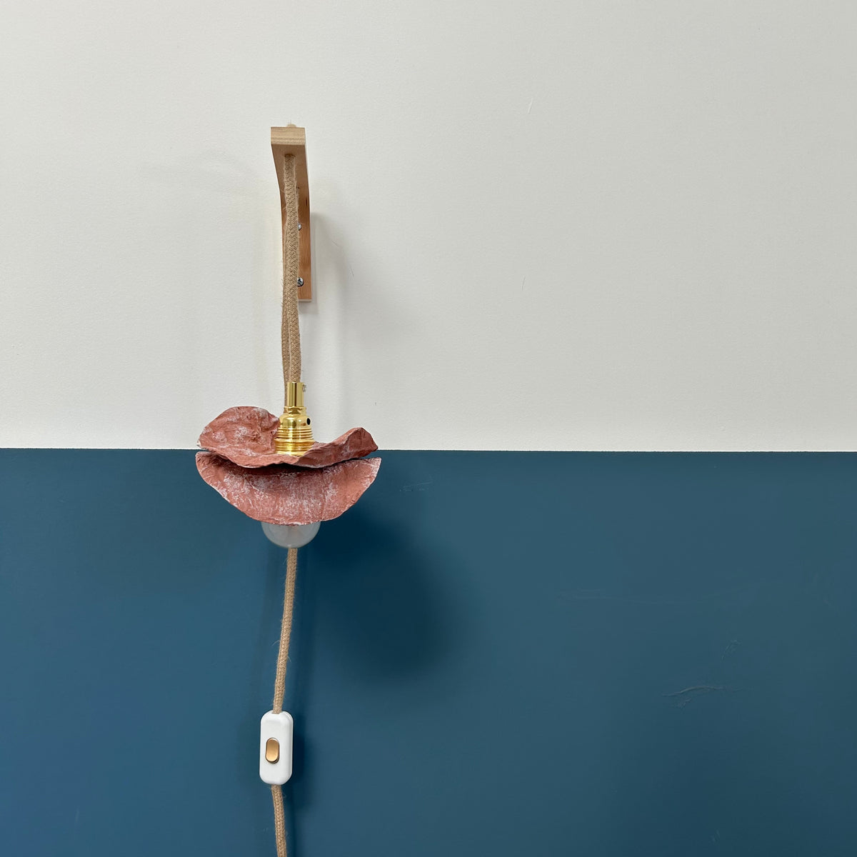 Baladeuse murale artisanale en plastique recyclé avec équerre en bois brut – décoration intérieure