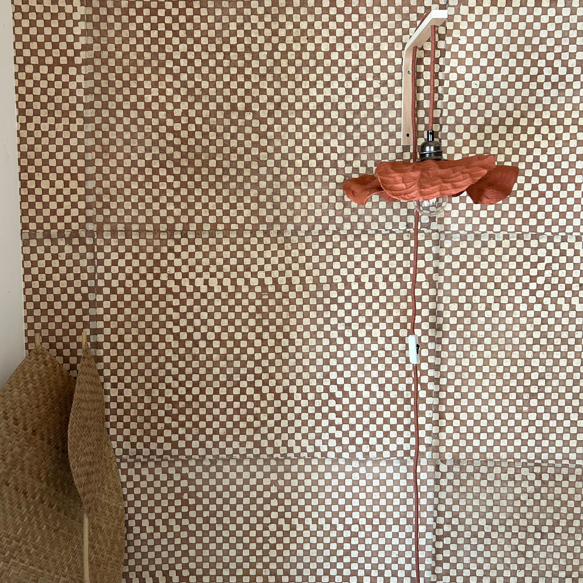 Applique murale La Tulipe Orange terracotta en bouteilles plastiques recyclées, faite main en Provence