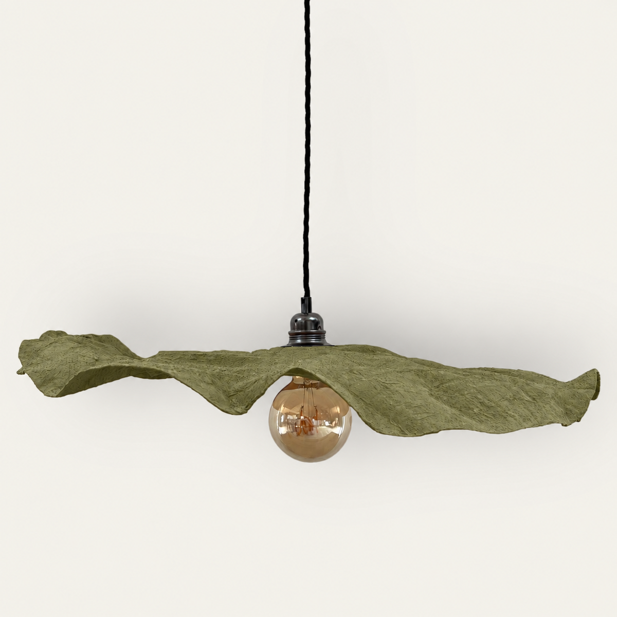 Luminaire Pétale Vert Olive , fabrication artisanale et responsable et écologique .
