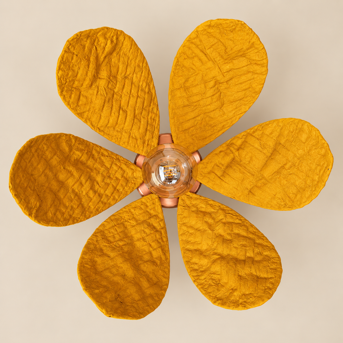 Abat-jour Nénuphar Jaune Ocre en plastique recyclé, luminaire artisanal fait main en Provence