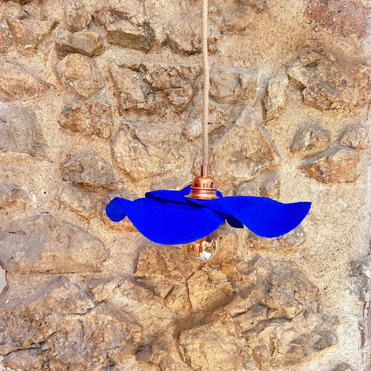 Suspension TULIPE bleu outremer en plastique recyclé, luminaire artisanal pour cuisine, salle à manger ou entrée