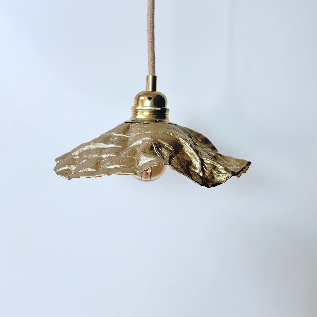 Abat-jour suspension CLOCHETTE doré en bouteilles plastiques recyclées – luminaire artisanal pour intérieur
