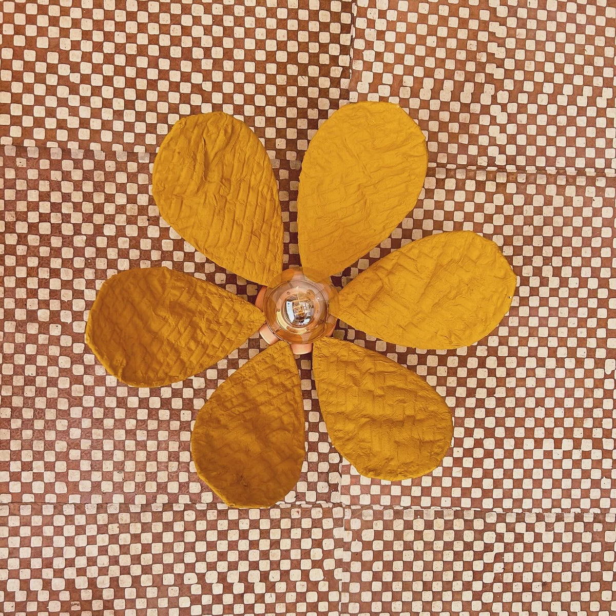 Abat-jour Nénuphar jaune dans une décoration originale, création artisanale en plastique recyclé