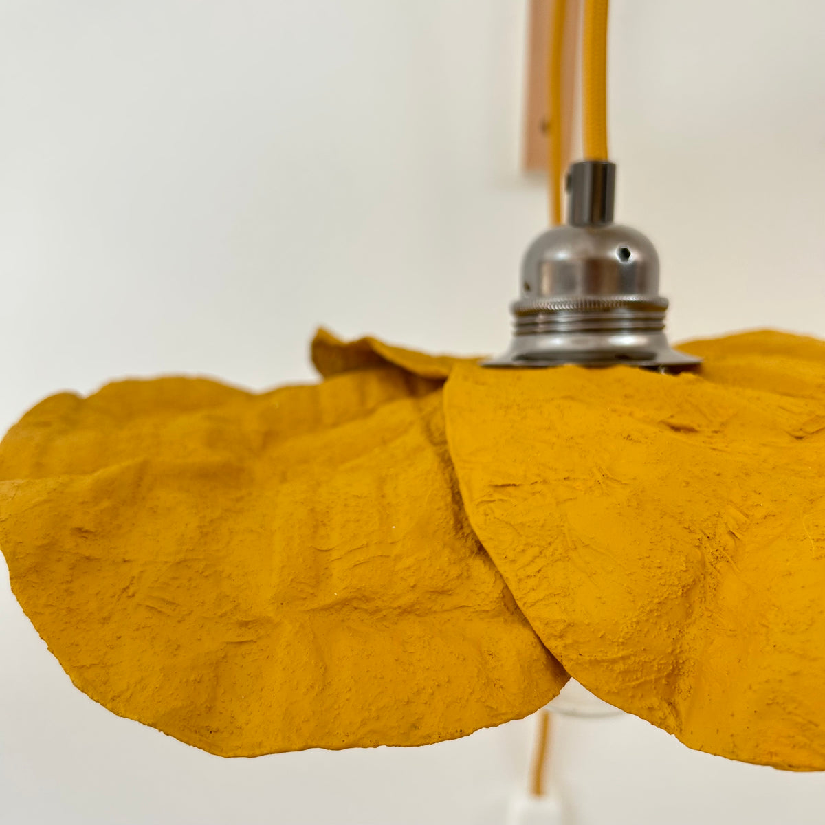 Applique murale La Tulipe jaune ocre, luminaire upcycling coloré pour entrée, chambre ou coin lecture
