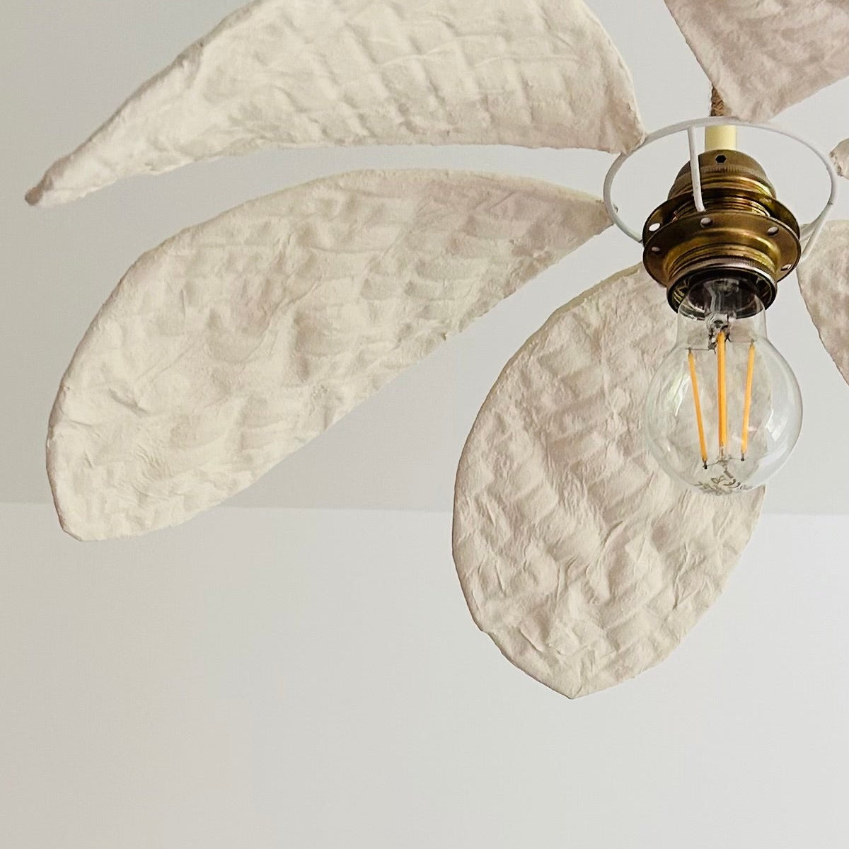 Nénuphar blanc en suspension dans un intérieur, luminaire écoresponsable fait main en Provence