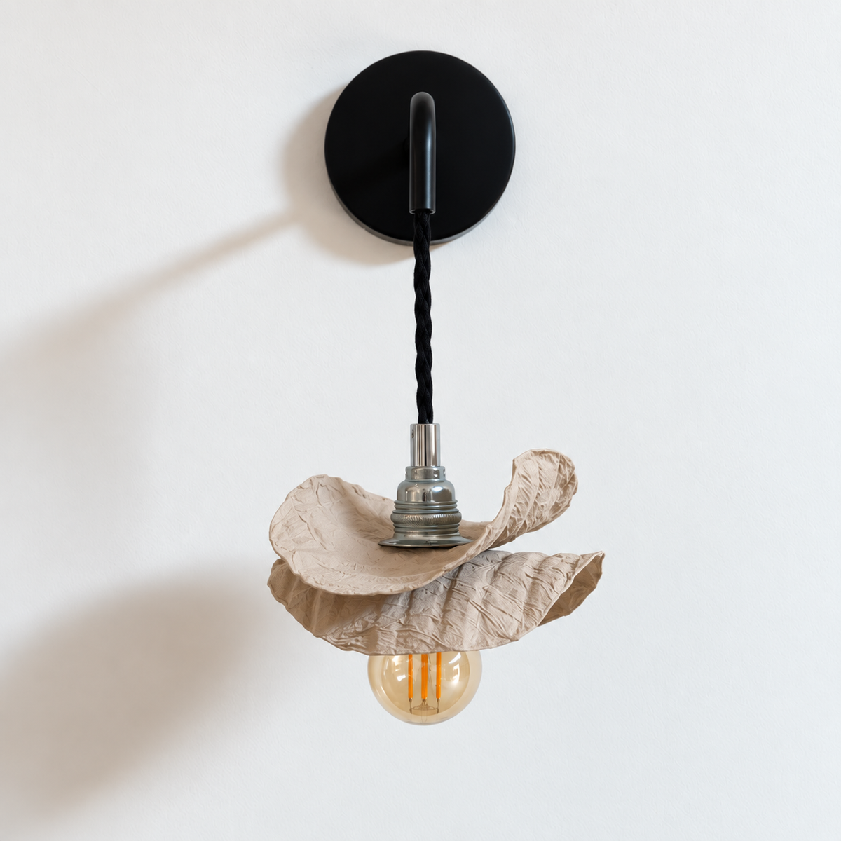 Applique murale BELLA en plastique recyclé, support noir mat et double pétale – Pas dans la mer