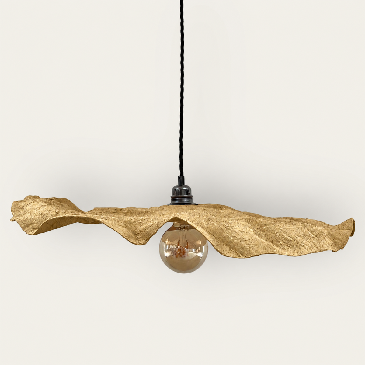 Luminaire Pétale Doré , fabrication artisanale et  écologique pour une décoration soignée