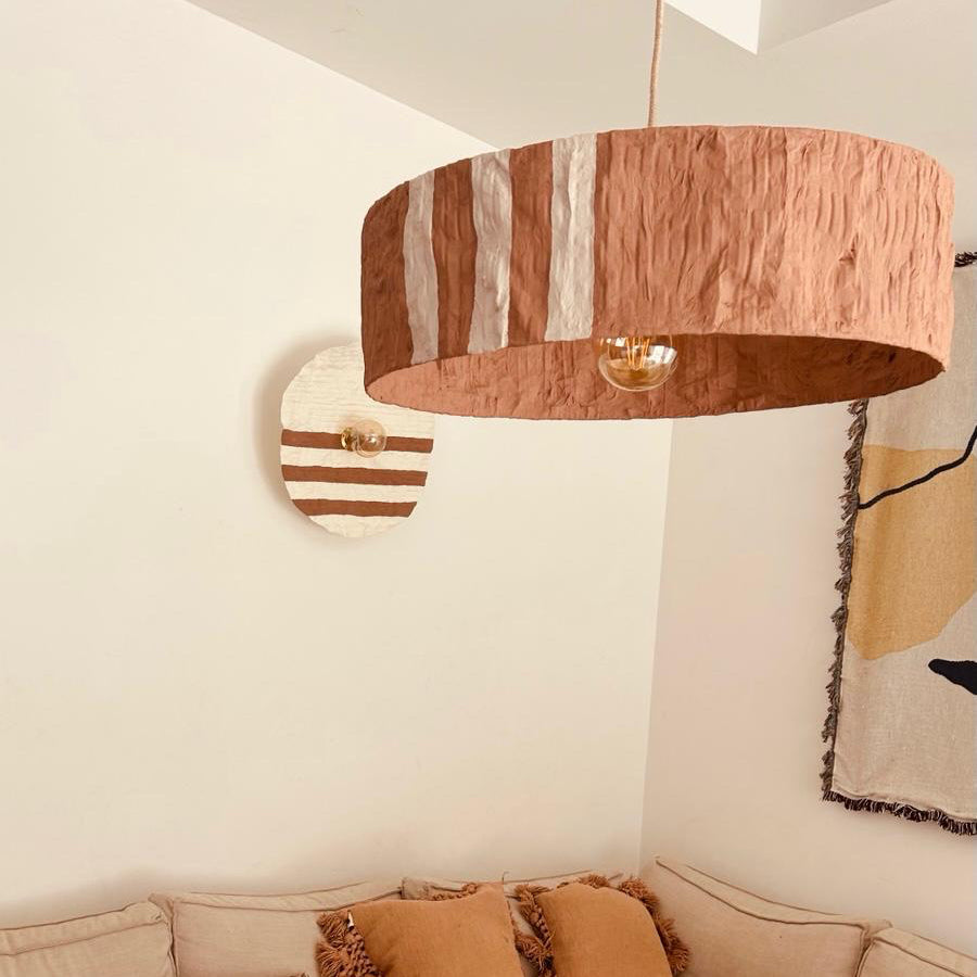 Suspension Cylindre terracotta à rayures dans un intérieur bohème, luminaire écoresponsable en bouteilles recyclées