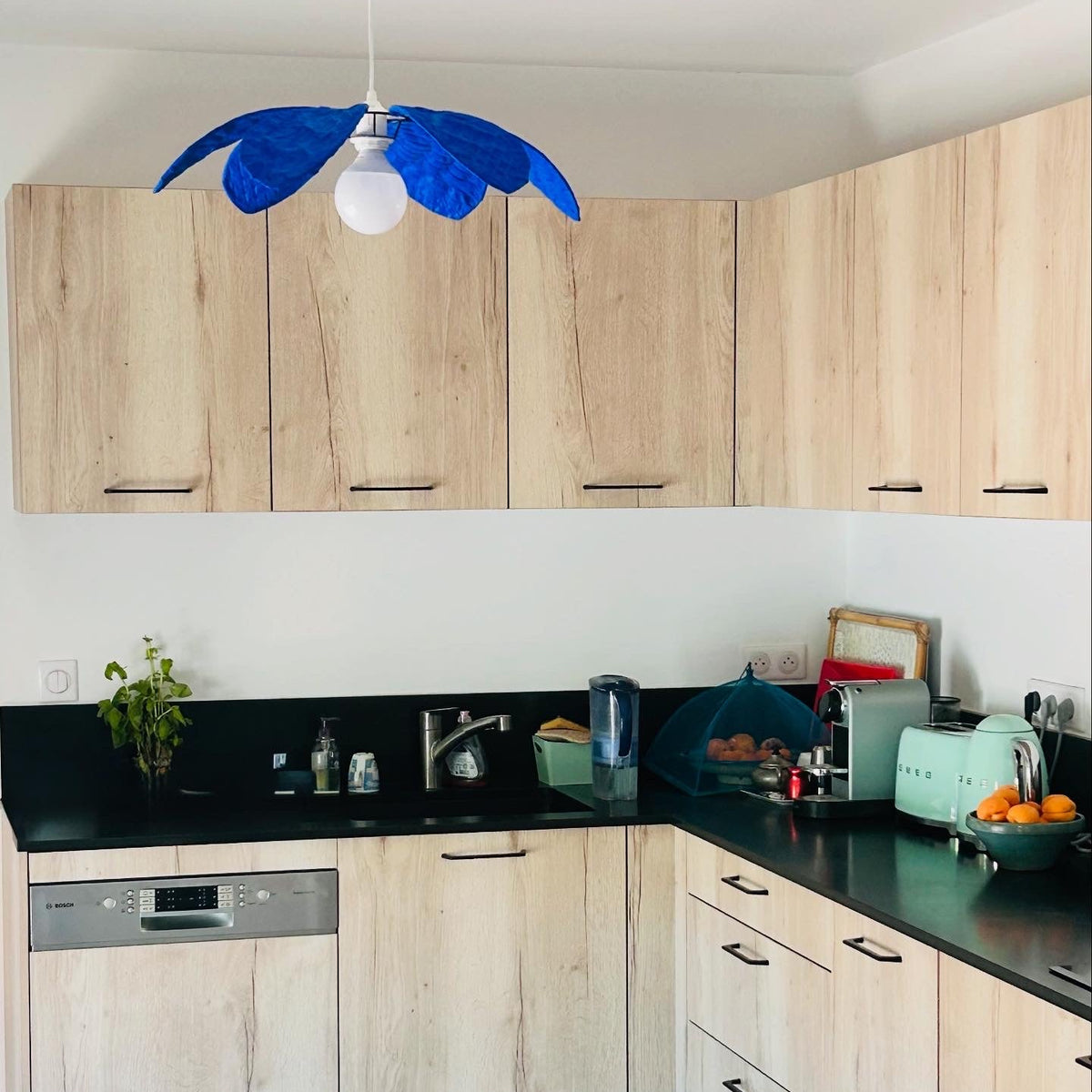 Nénuphar Bleu Klein installé au plafond dans une cuisine, luminaire design et artisanal Made in France