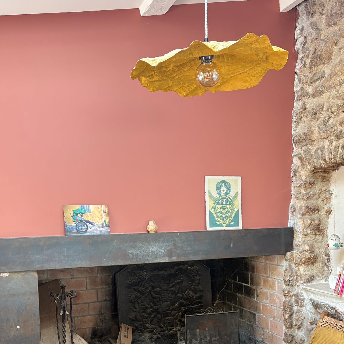 Abat-jour suspension PÉTALE jaune ocre – luminaire artisanal et écoresponsable