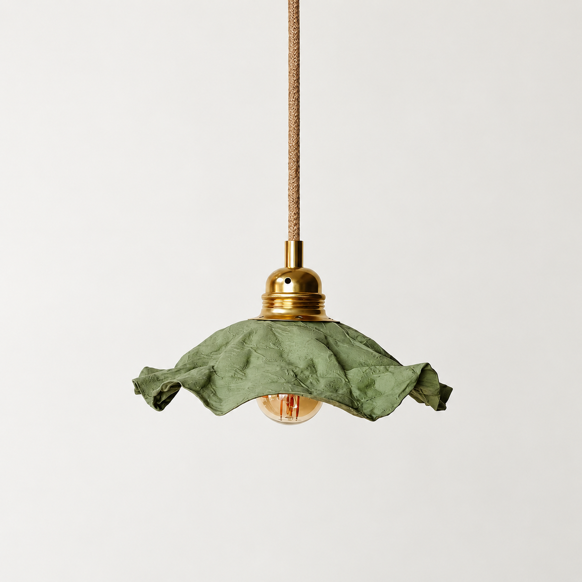 Abat-jour suspension Clochette Vert Olive en plastique recyclé, luminaire artisanal fait main en Provence