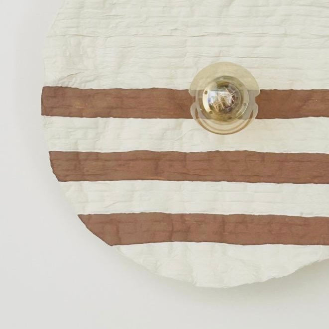 Détail de l'applique écologique et écoresponsable Petunia Blanc crème et marron chocolat. Fabrication artisanale