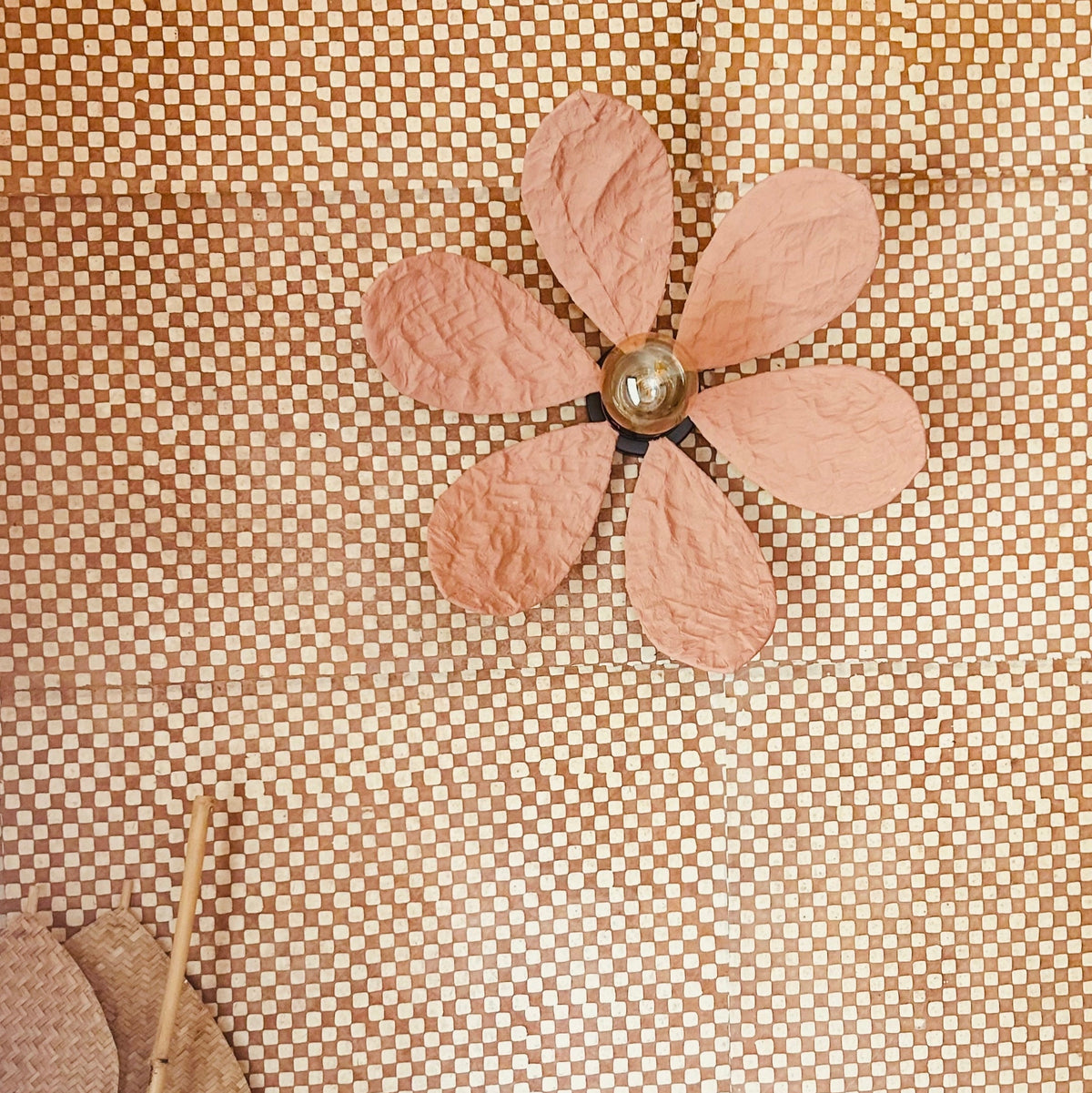 Abat-jour Nénuphar Rose Terre Brûlée dans un couloir , décoration originale et durable et bohème