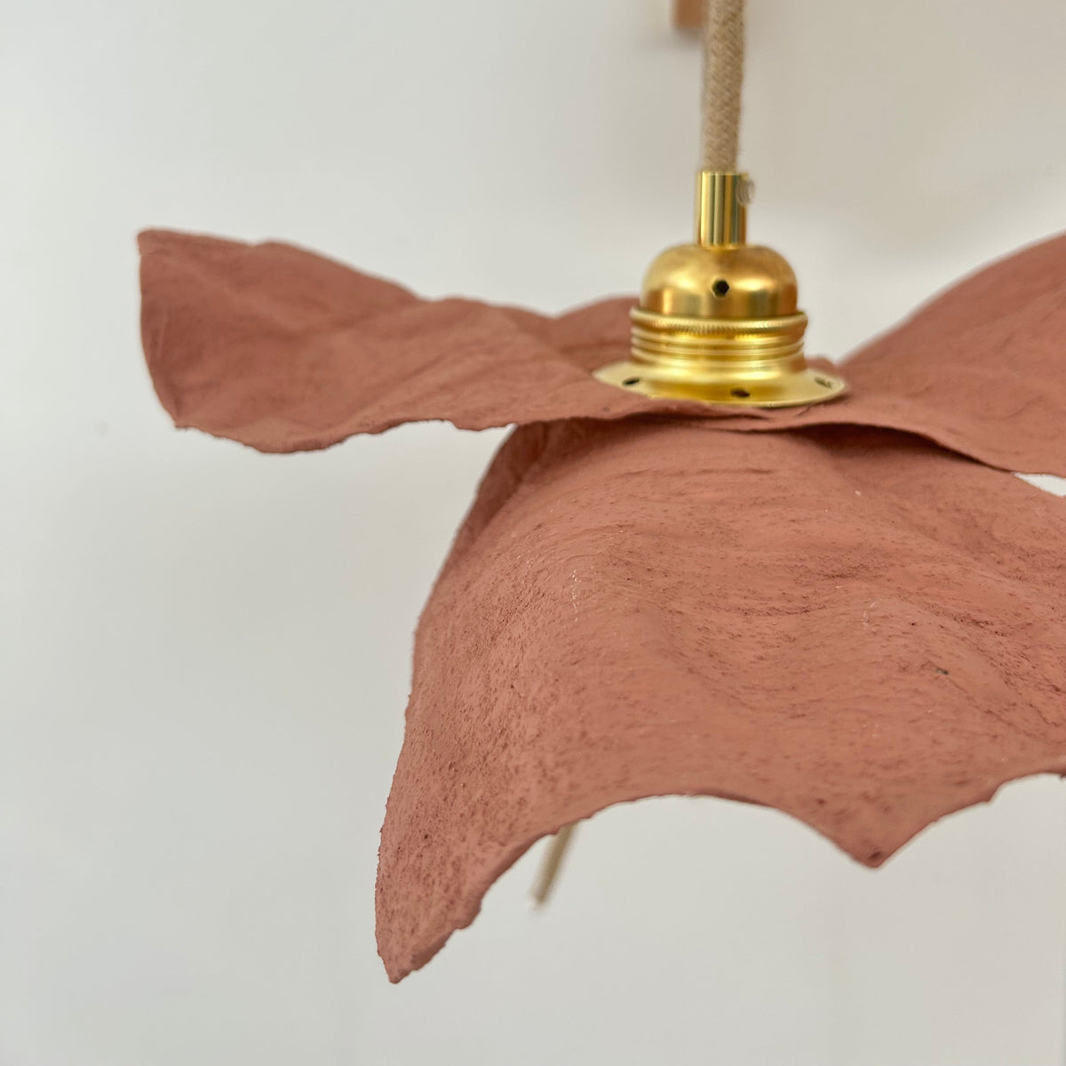 Suspension TULIPE rose Terre brûlée avec douille laiton, création upcycling pour chambre ou entrée
